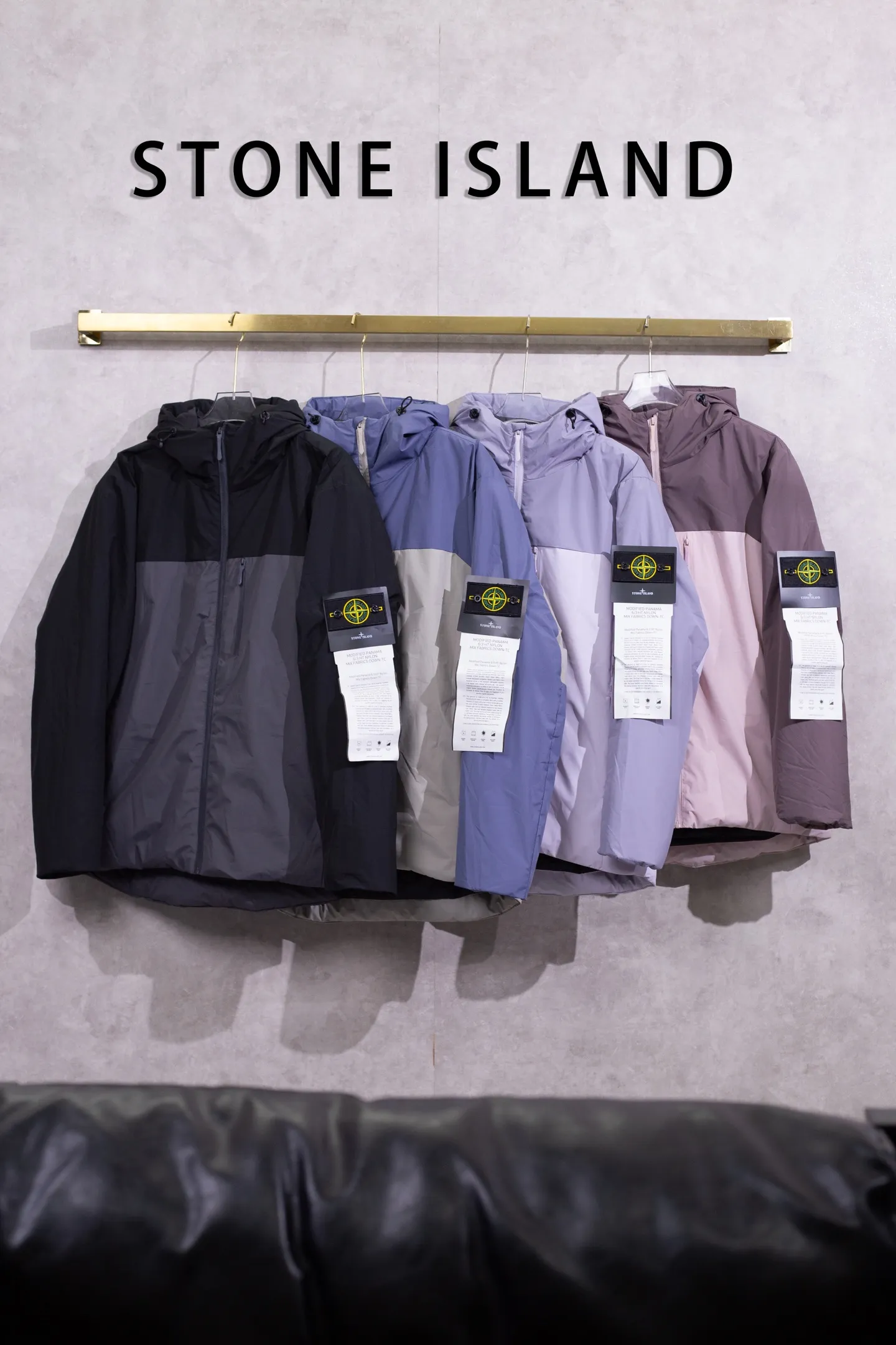 P350 Stone lsland/Stone Island's new urban outdoor lightweight hooded cotton jacket for couples in contrasting colors Size: S-XXL Color: Carbon Black Blue Copper Girly Pink Lilac Product Introduction: Go to the island safely, refuse heavy restraints, and redefine winter warmth with lightweight design!  From urban commuting to light outdoor use, it has the core advantage of being lightweight and warm, and comes in 4 different colors to satisfy all your imagination of winter wear. This winter, let “lightness and warmth” become the main theme of your outfit!